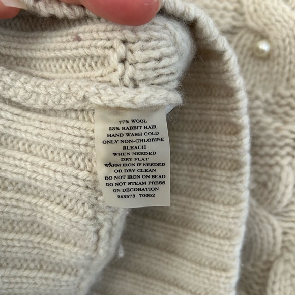 Gorgeous wool and angora sweater with pearl and cable details - Picture 5 of 6